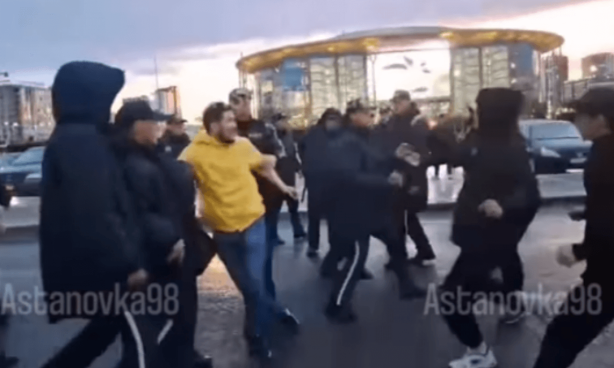 За драку возле стадиона осудили футбольных фанатов в Астане
