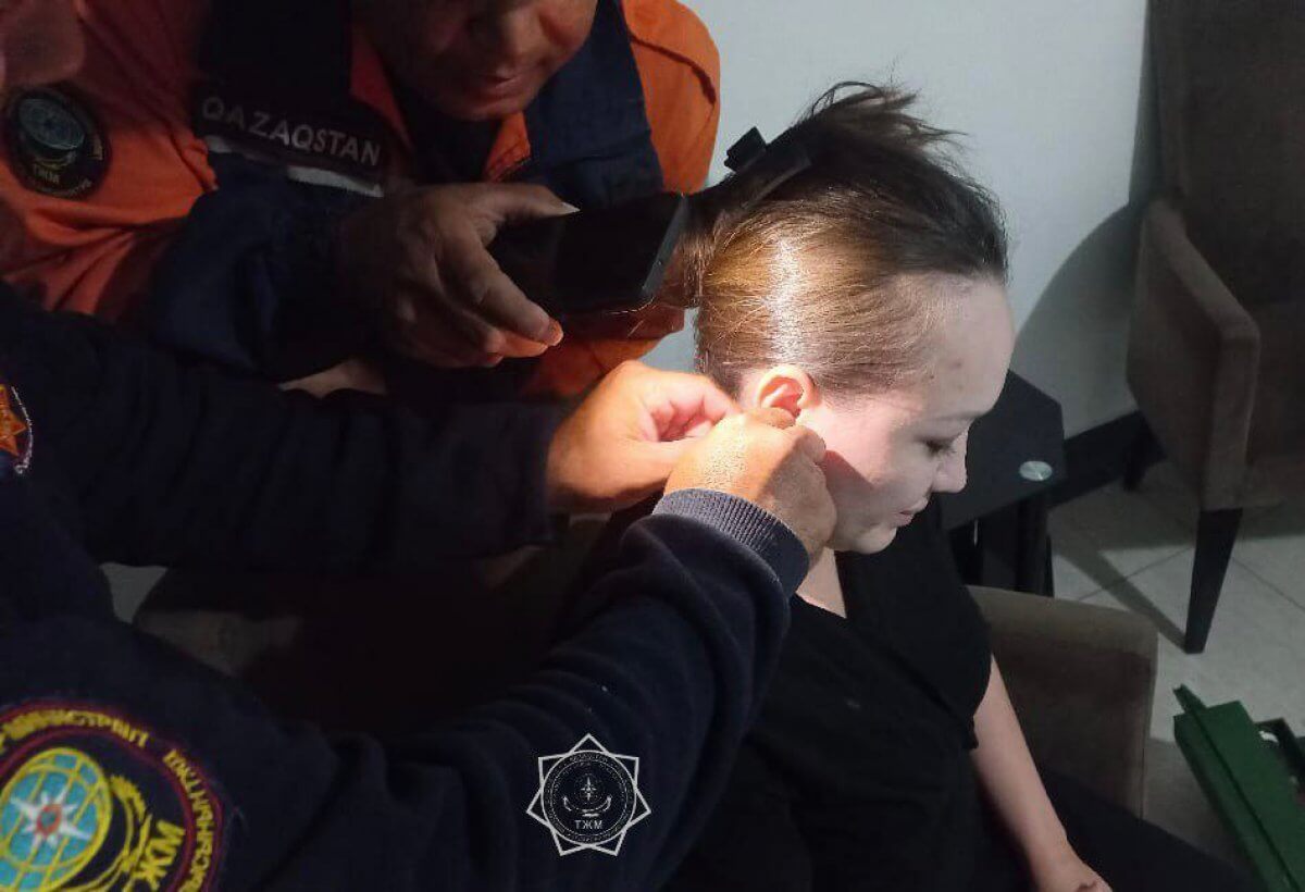 В Атырау женщина вызвала экстренные службы из-за украшения в ухе