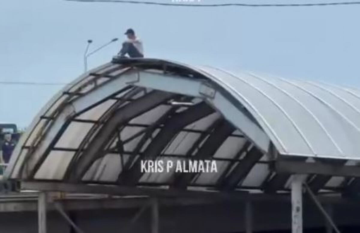 Полицейские рисковали собой, чтобы спасти человека в Алматы