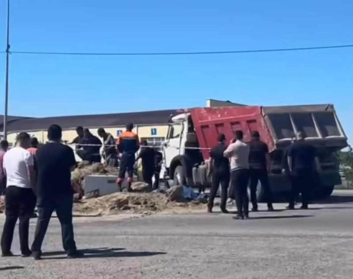 КамАЗ столкнулся с легковушкой в Атырау: один человек погиб