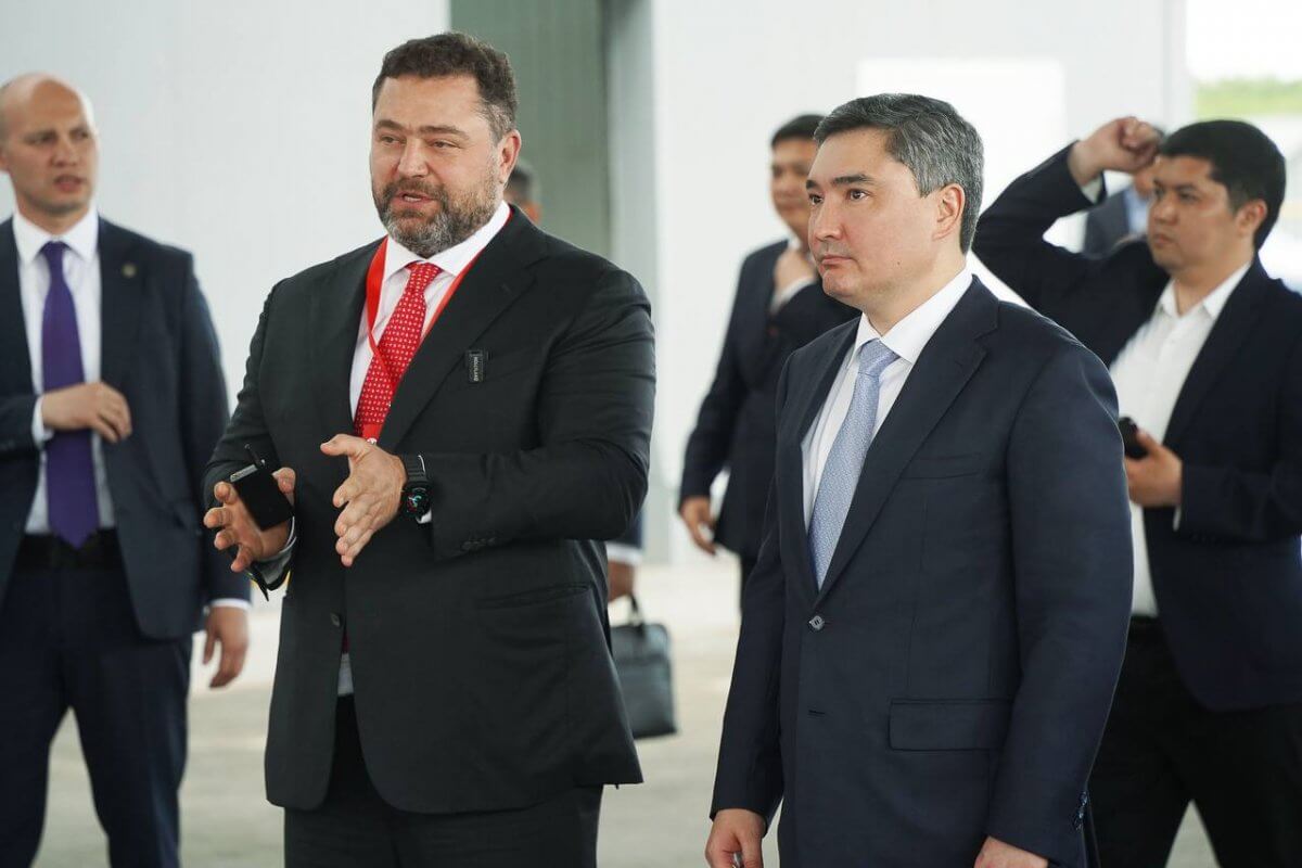 Олжас Бектенов в Алматы ознакомился с развитием цифровой торговли на примере инфраструктуры Kaspi.kz