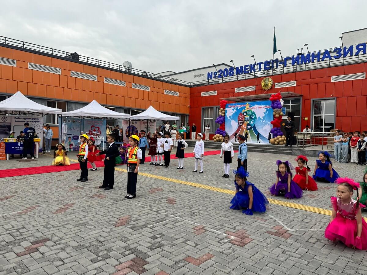 Школьники Алматы попробовали себя в роли специалистов разных профессий