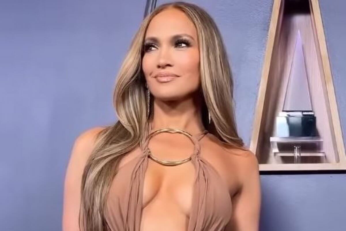 Ажиотаж в Тикетон: казахстанцы массово скупают билеты на Дженнифер Лопес