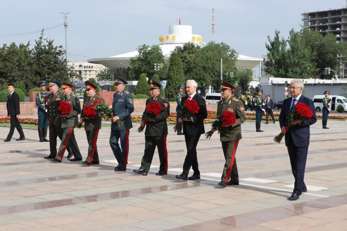 Министр обороны Казахстана возложил цветы к Вечному огню в Бишкеке