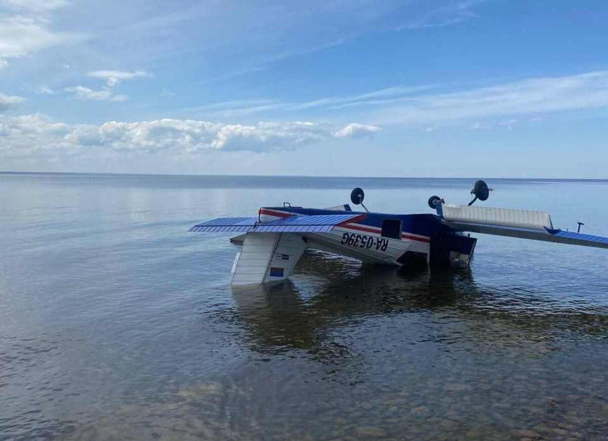 Легкомоторный самолет совершил жесткую посадку на пляж Финского залива