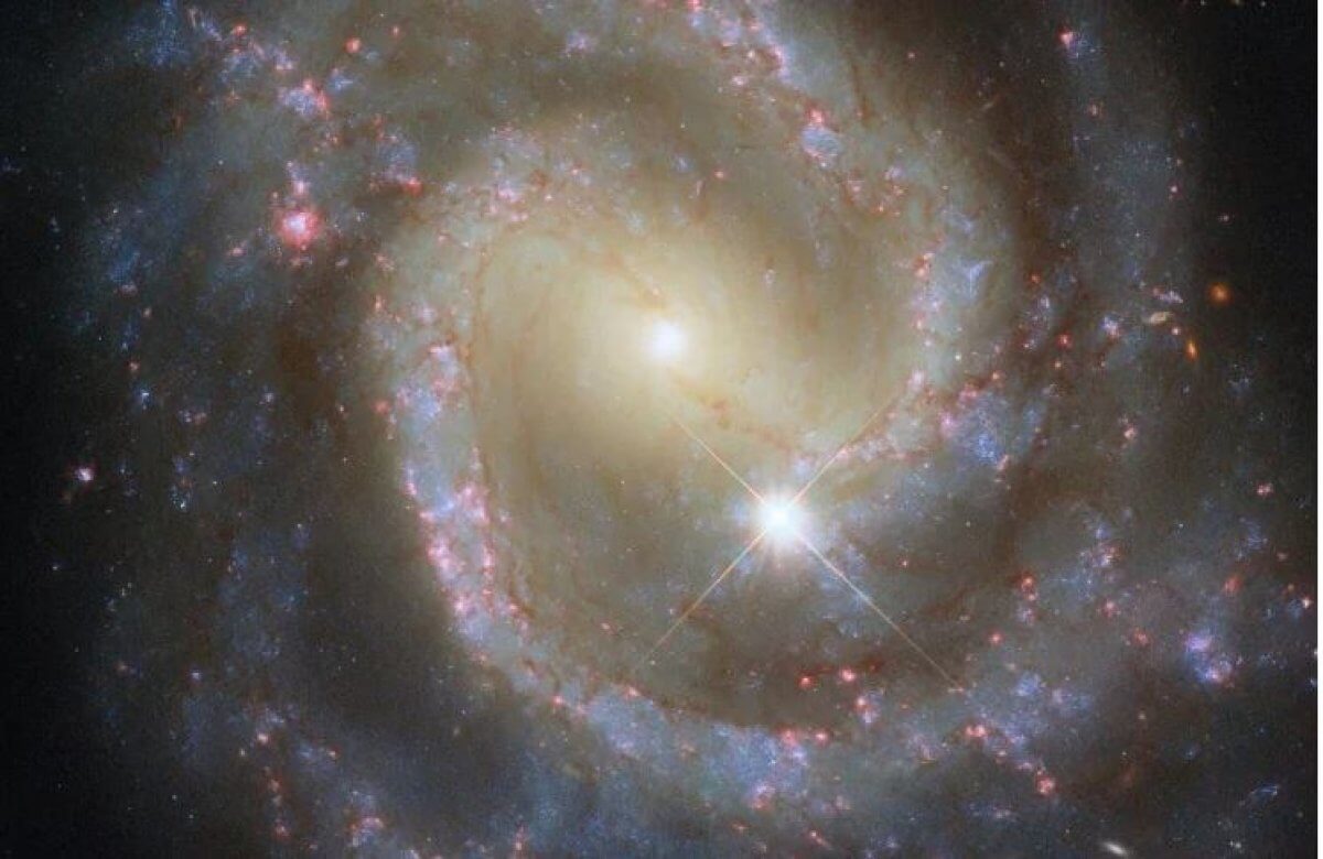 Hubble показал путешествующую по Вселенной со спутницей галактику