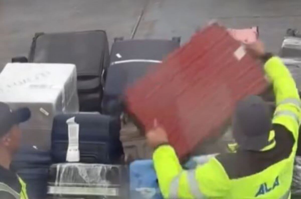 Пассажиры пожаловались на порчу багажа в аэропорту Алматы