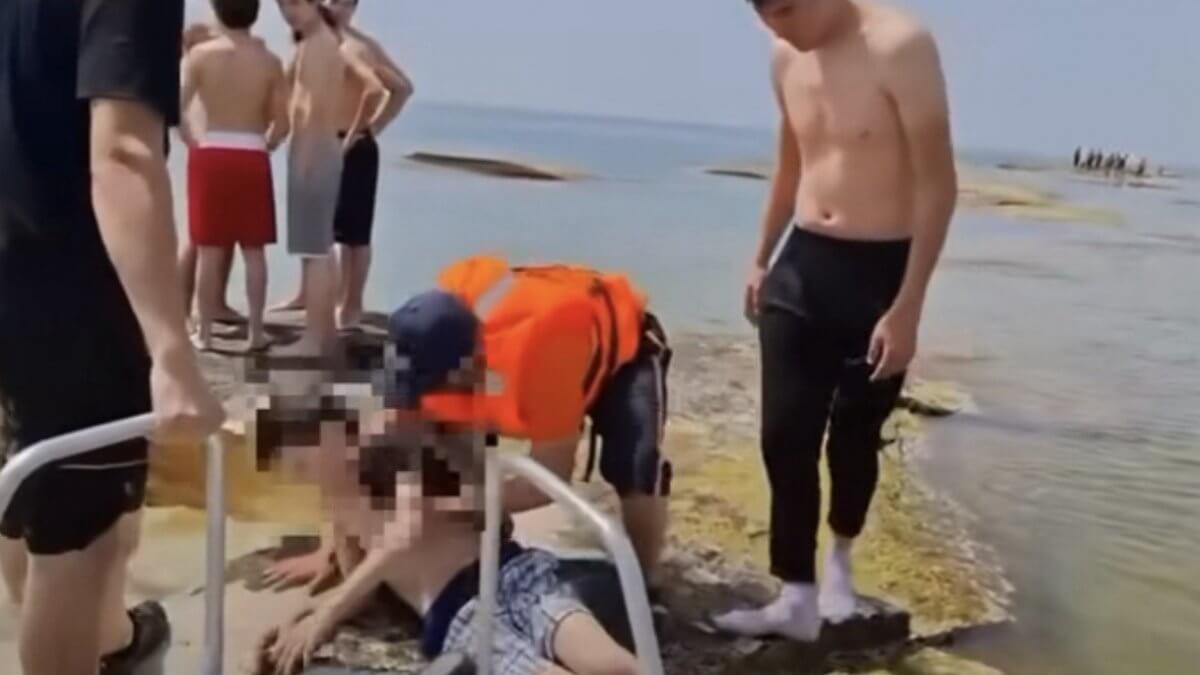 Подросток едва не утонул в Актау (ВИДЕО)