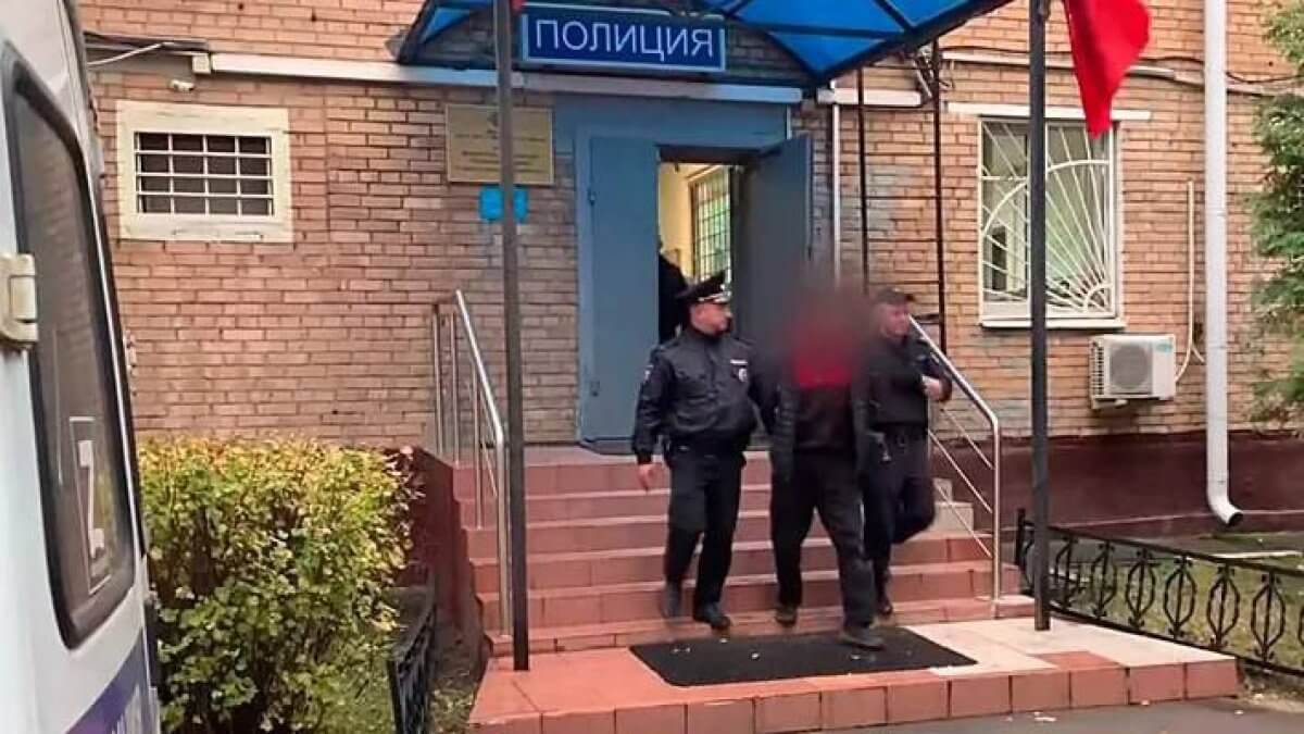 Педофил приставал к ребенку в России