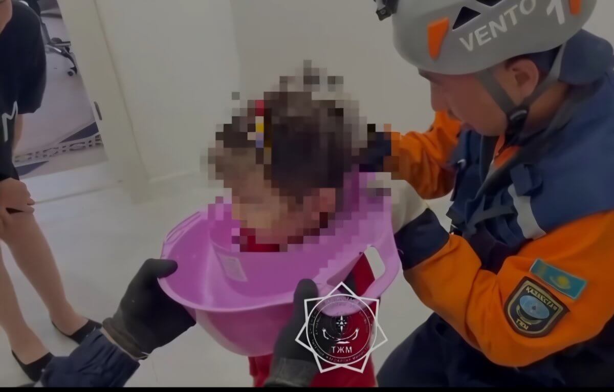 Девочка ходила с крышкой от горшка на шее в Семее