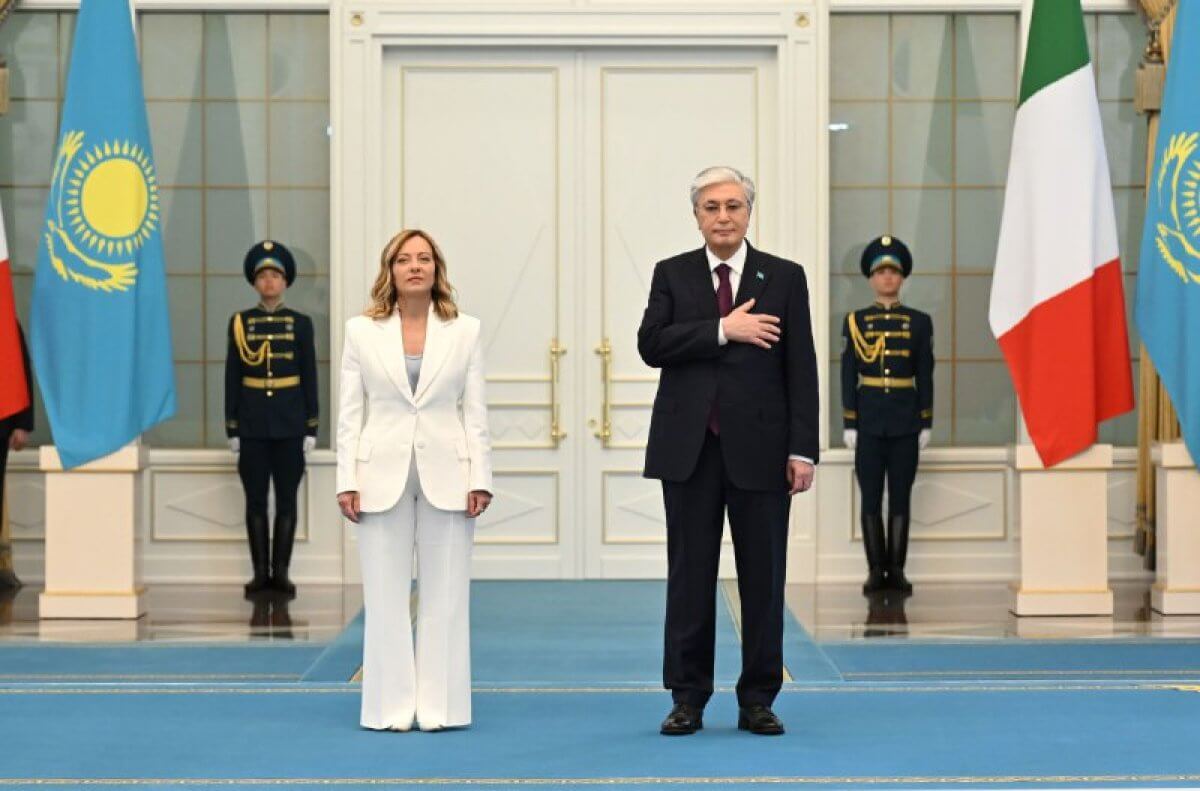 Премьер-министра Италии торжественно встретили в Акорде