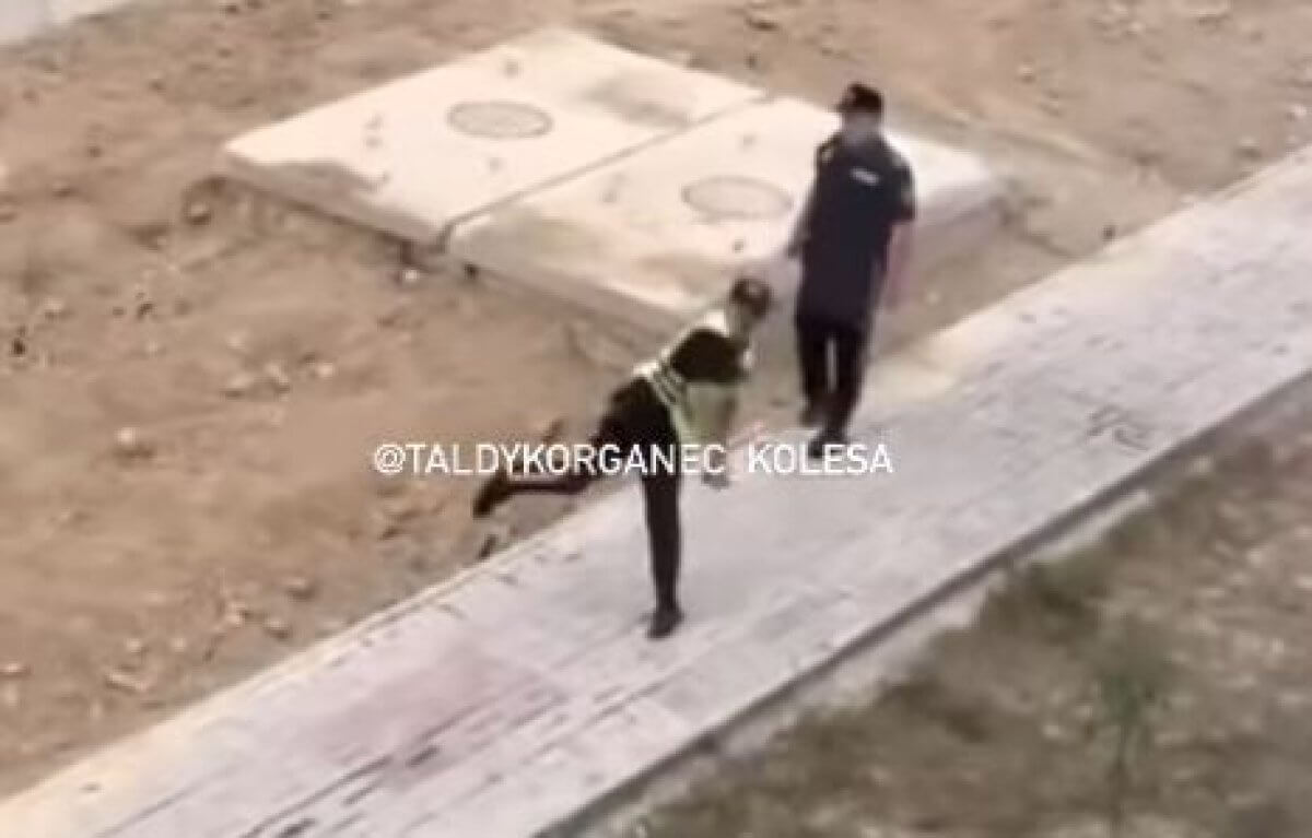 Полицейский бросил камень в мотоциклиста (ВИДЕО)