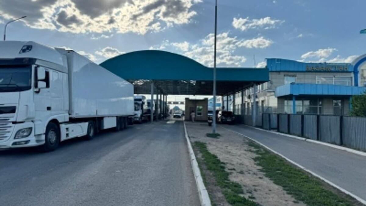 Причины заторов на границе с Россией объяснили в КГД