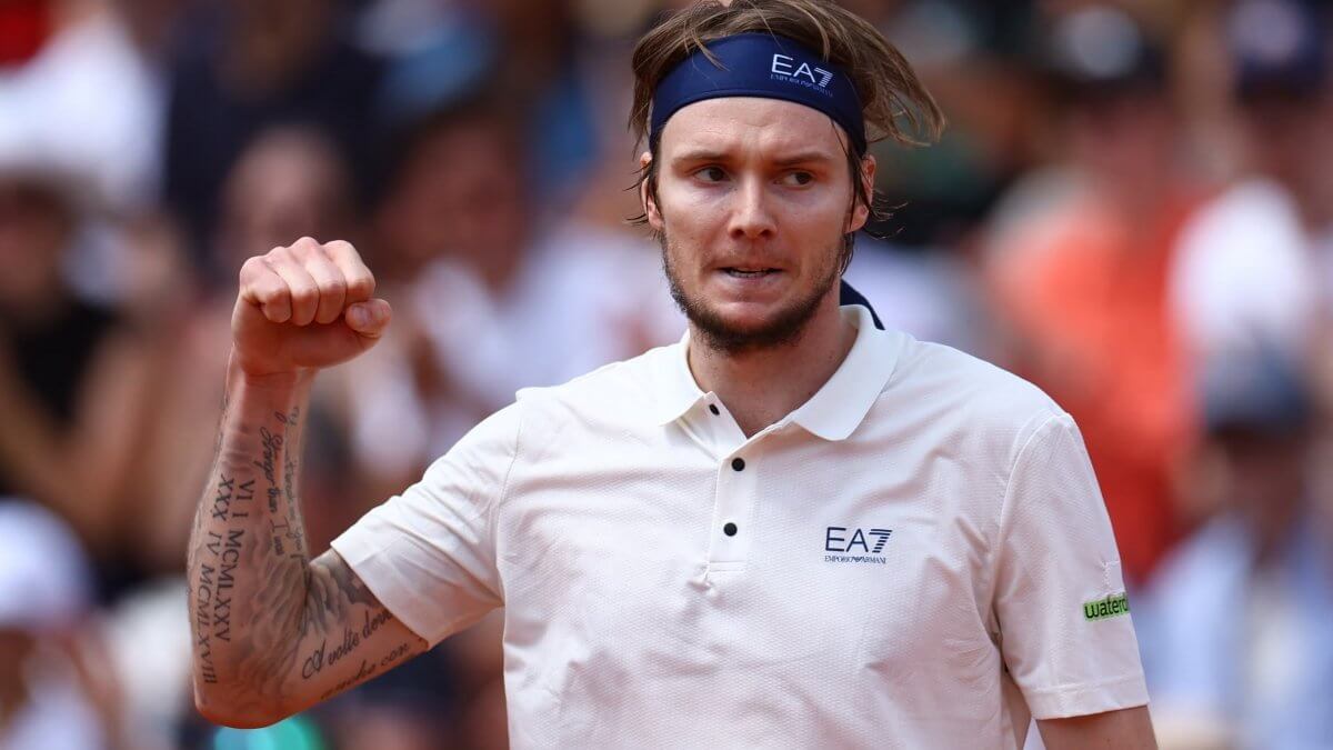 Впервые в карьере: Александр Бублик вышел в четвертый круг “Ролан Гаррос”