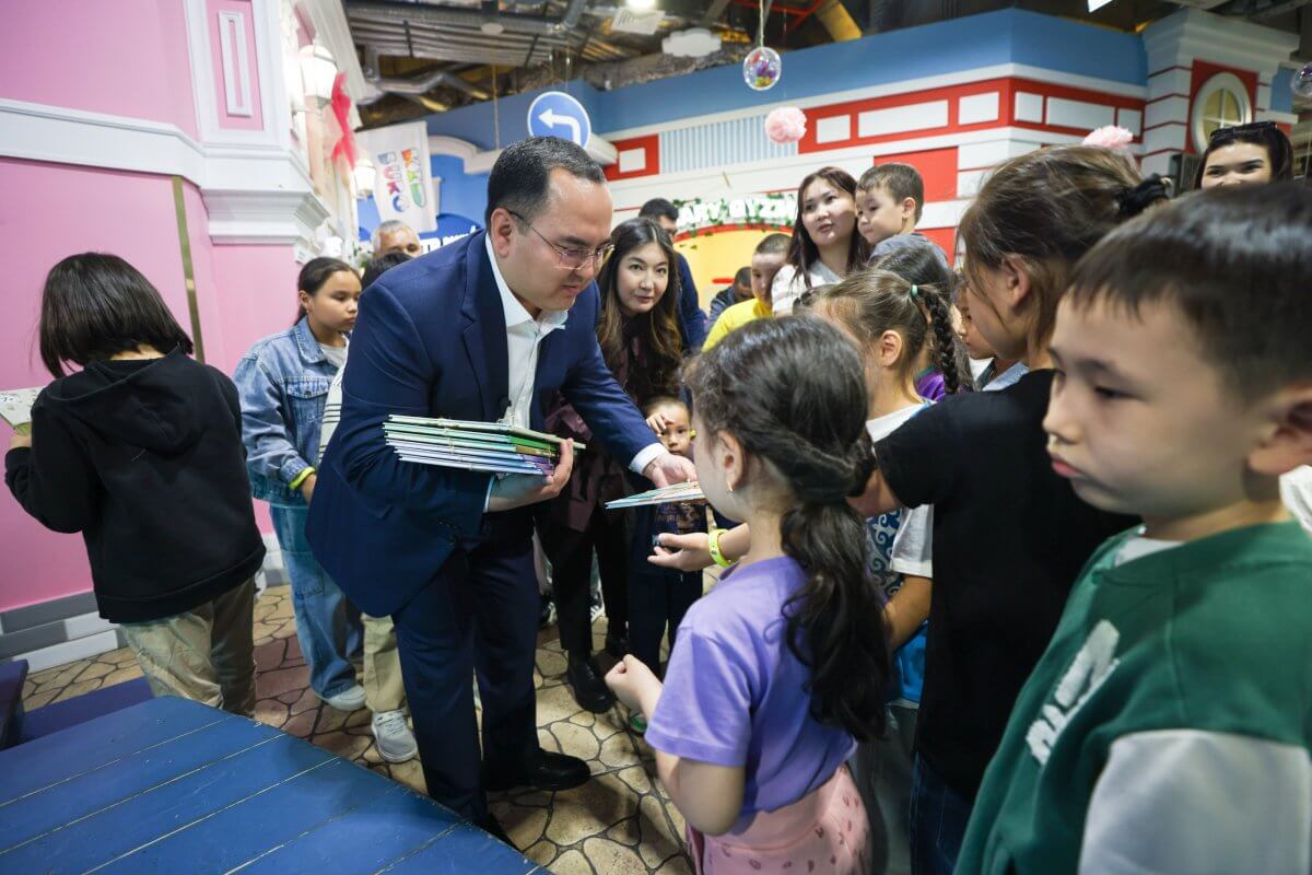 Ценности труда с малых лет: AMANAT провел праздник для детей из трудовых семей