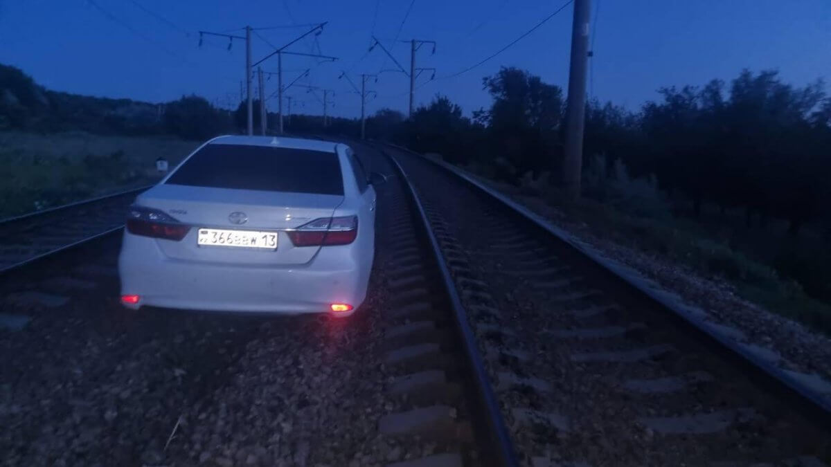Поезд чуть не смял легковушку в Костанайской области