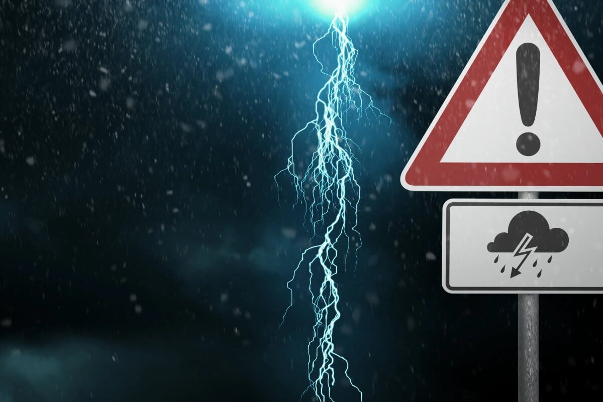 Шквалистый ветер и град ожидаются в Казахстане