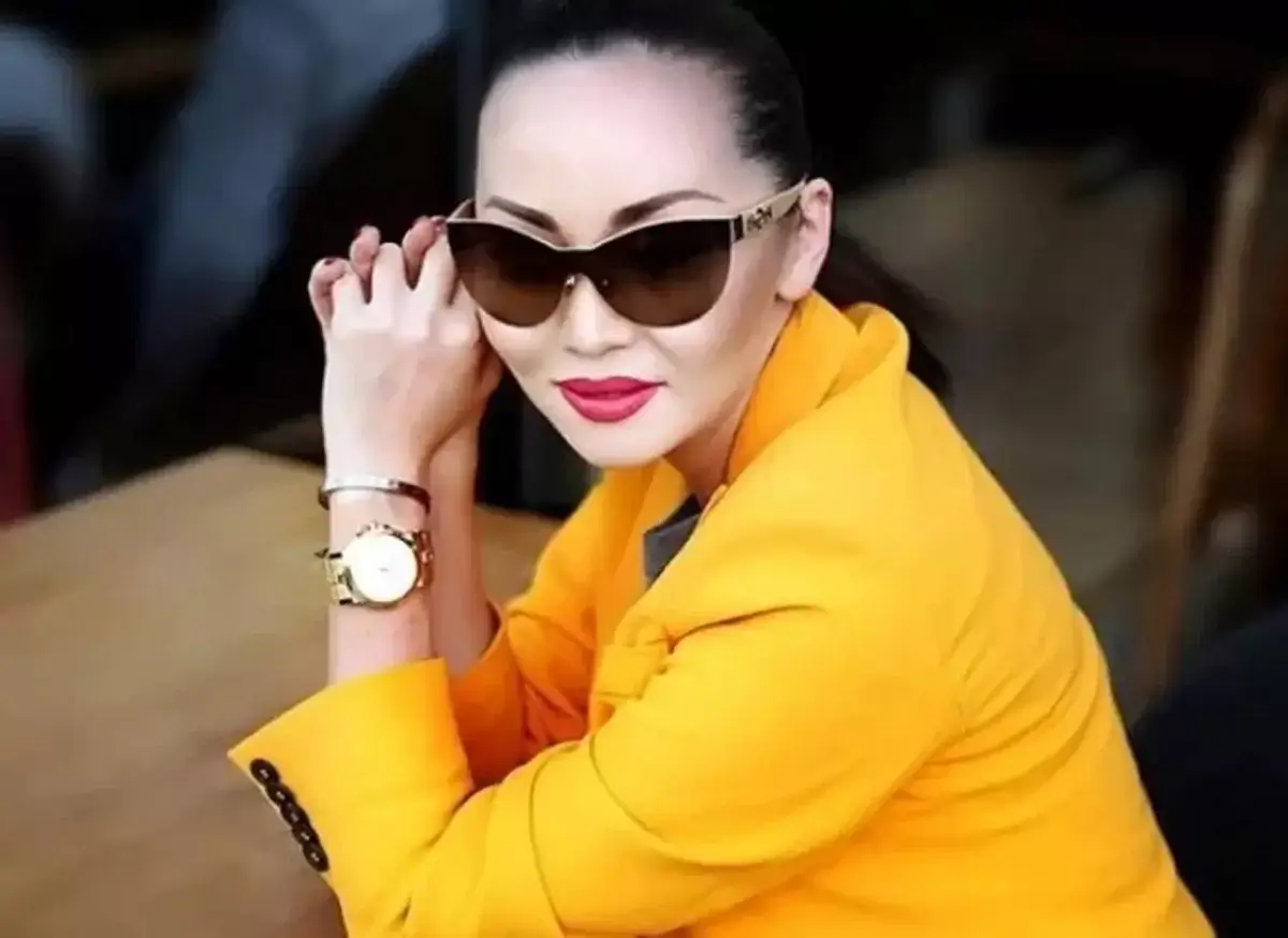 Баян Алагузова показала свое школьное фото с дерзким значком