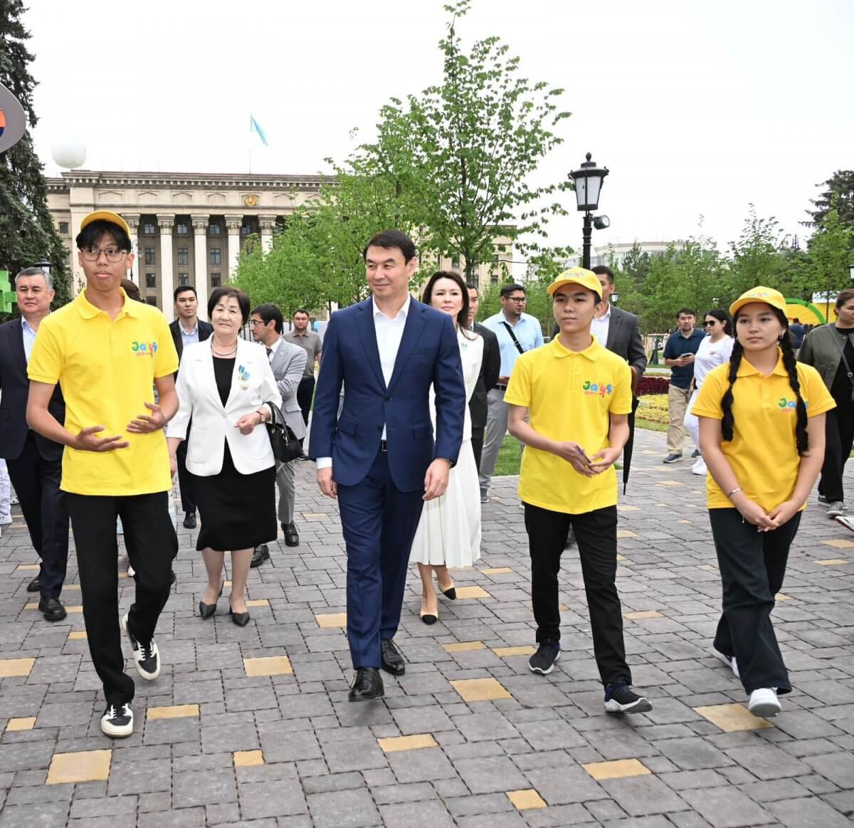 Аким Алматы посетил детский фестиваль