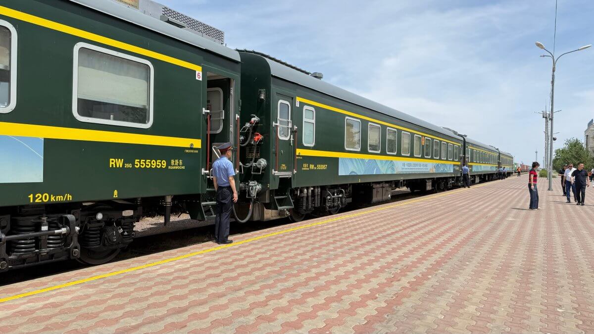 Первый туристский поезд из Китая прибыл в Казахстан