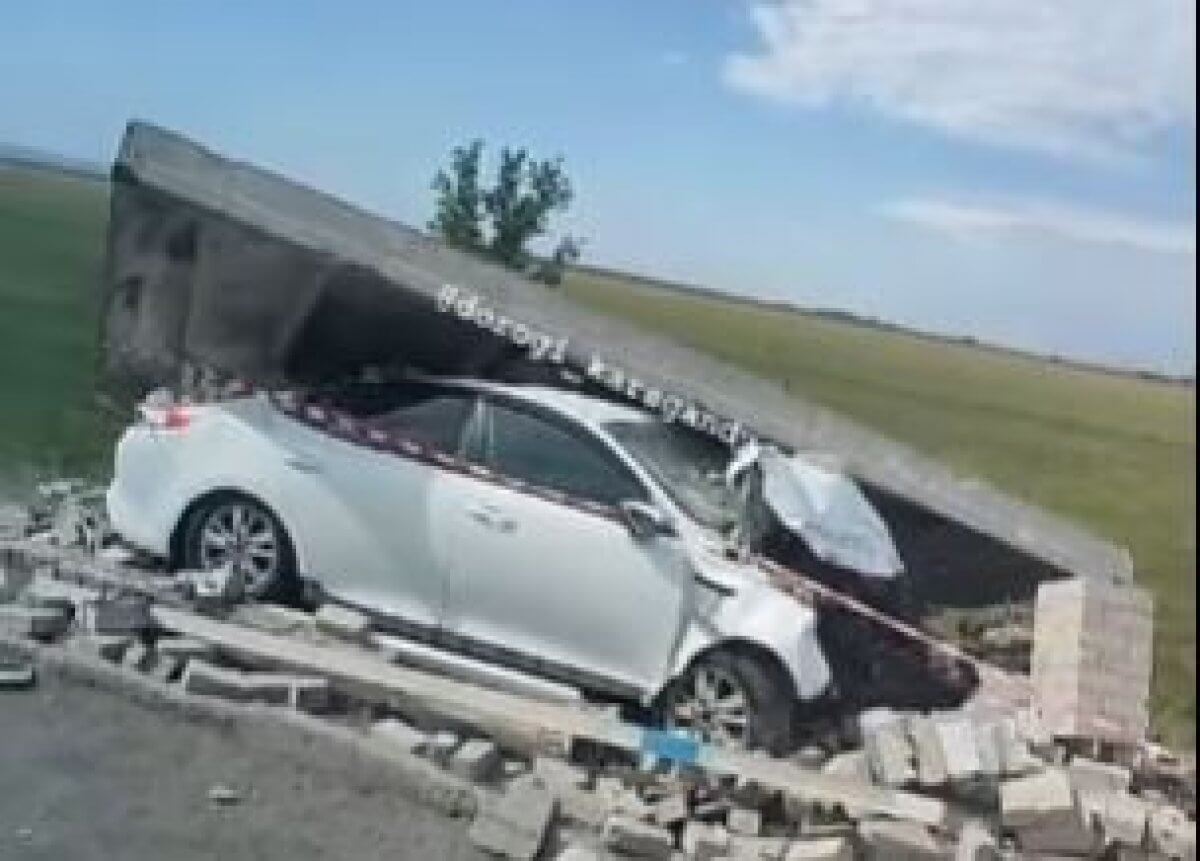 Автомобиль влетел в остановку в Караганде (ВИДЕО)