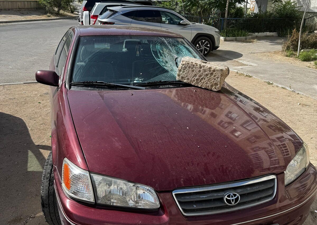 Неизвестный разбил кирпичом авто в Актау