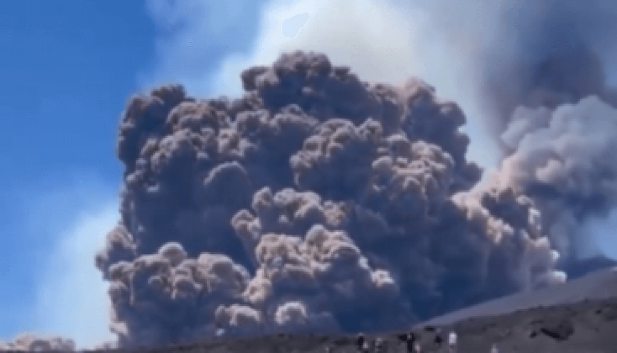 Началось извержение самого высокого действующего вулкана в Европе