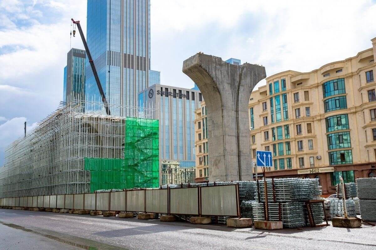 Частично перекрыли улицу из-за покраски конструкций LRT в Астане