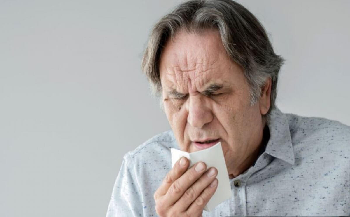 Мужчина разорвал глотку, пытаясь не чихнуть