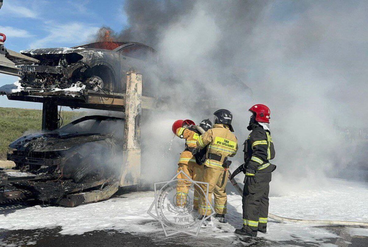 Автовоз сгорел на трассе в Кызылординской области