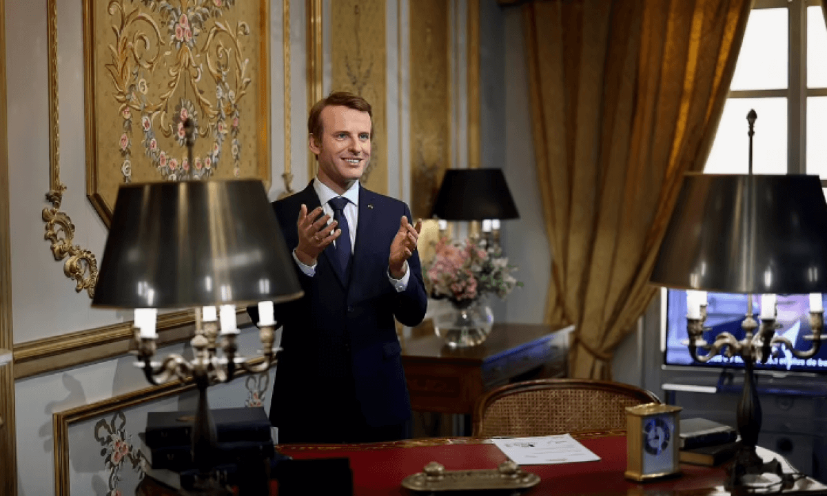 Восковую фигуру президента Франции украли из музея в Париже