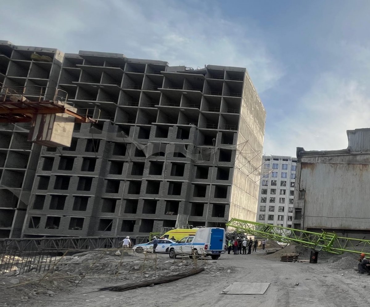 Один человек погиб: башенный кран рухнул на стройке в Алматы