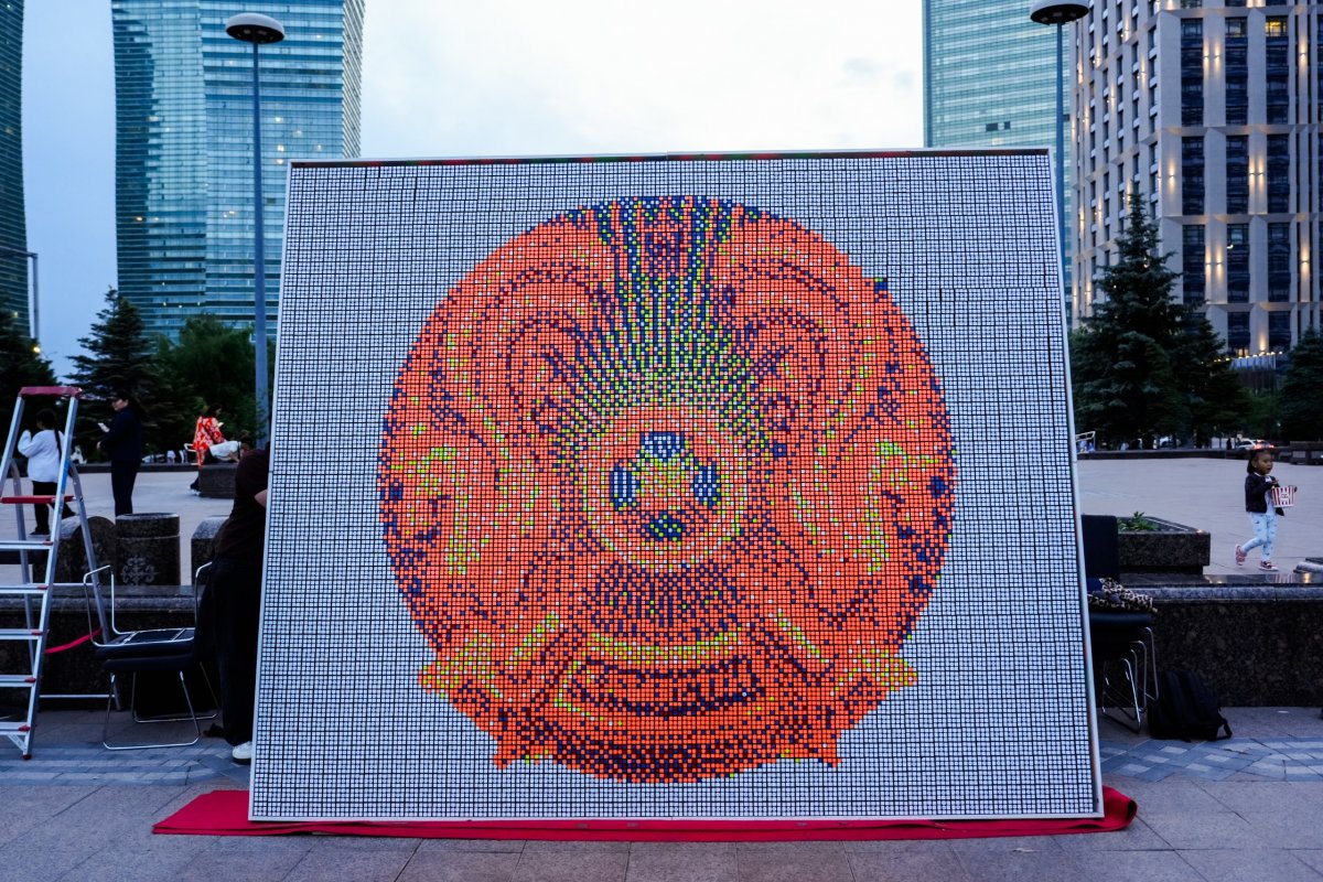 Герб из кубиков Рубика: "Жастар Рухы" провел в центре Астаны патриотическую акцию ко Дню государственных символов