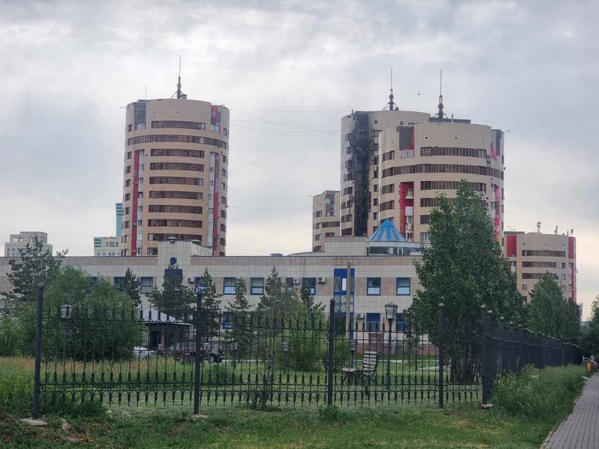 Крупный пожар произошел в ЖК "Семь бочек" в Астане (ВИДЕО)