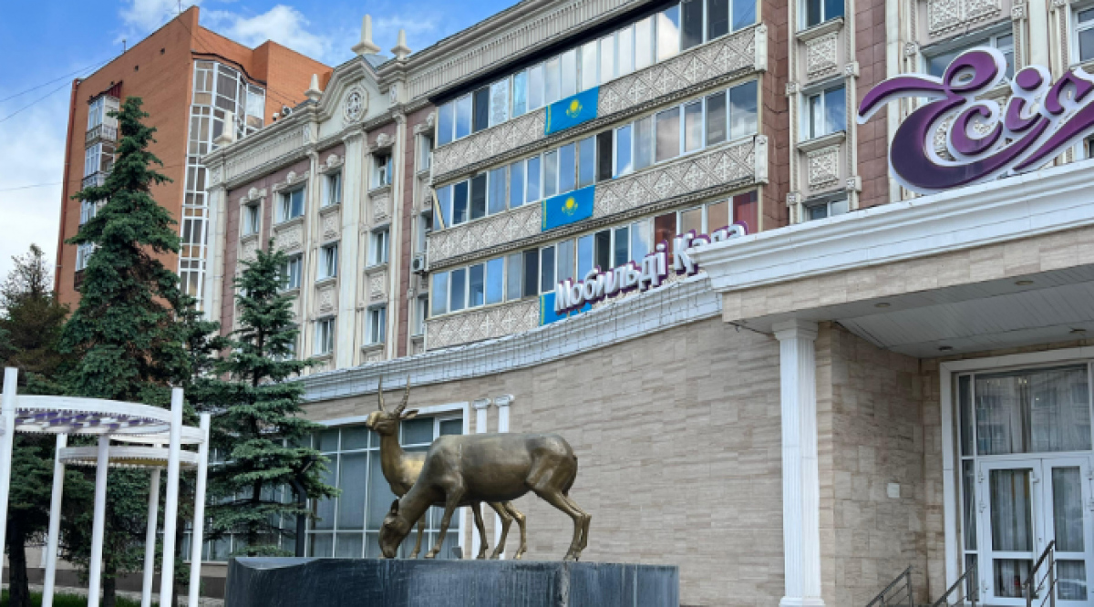 Государственными флагами украсили улицу в Астане