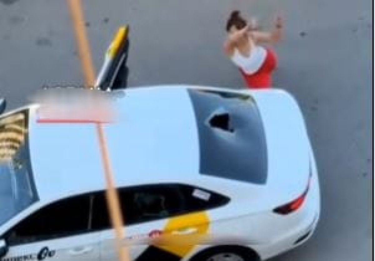 Женщина разгромила автомобиль "Яндекс. Такси" в Шымкенте