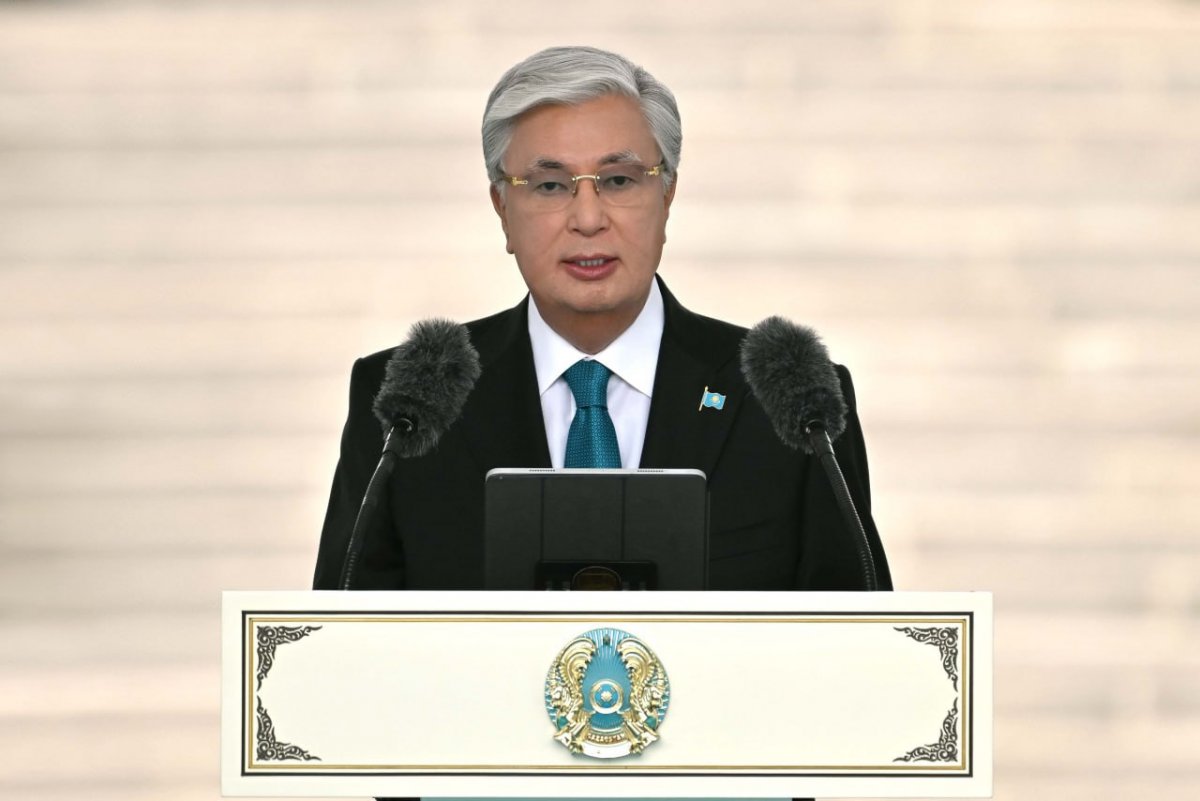 Токаев принял участие в церемонии поднятия Государственного флага