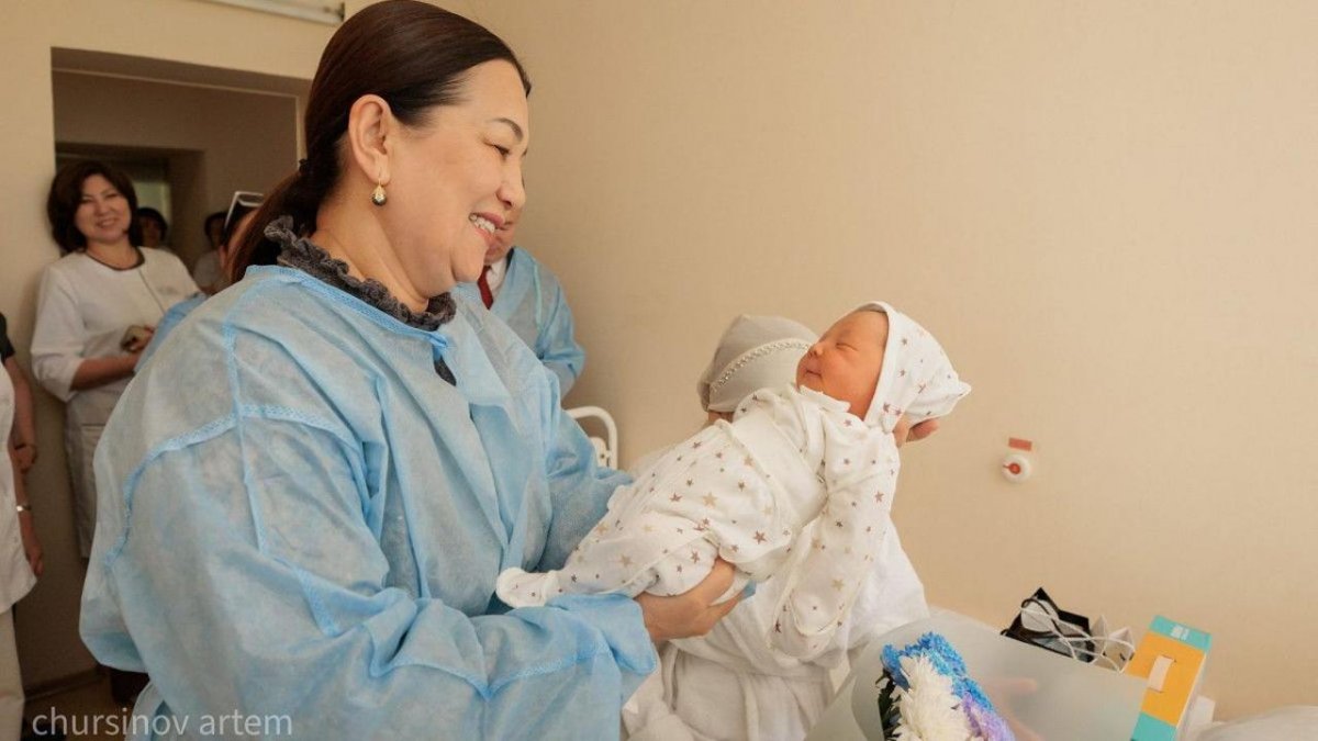 Родителям малышей, родившихся в День госсимволов РК, вручили подарки в Астане