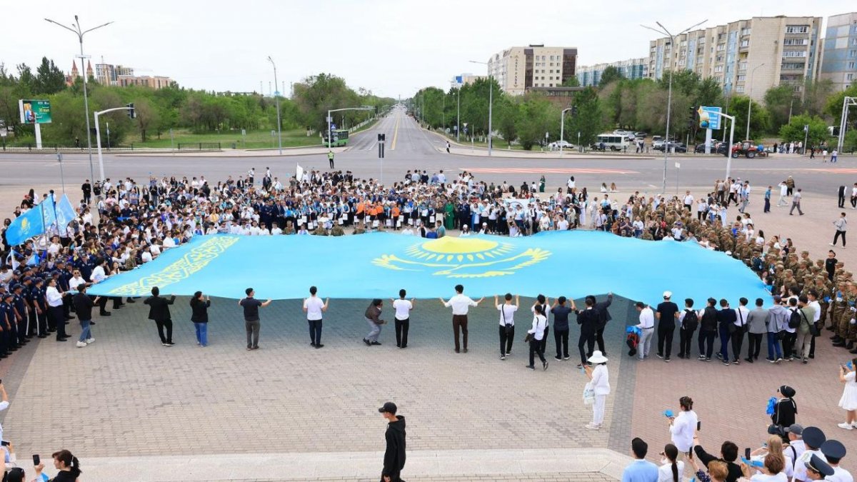 Тысячи карагандинцев исполнили гимн в День государственных символов