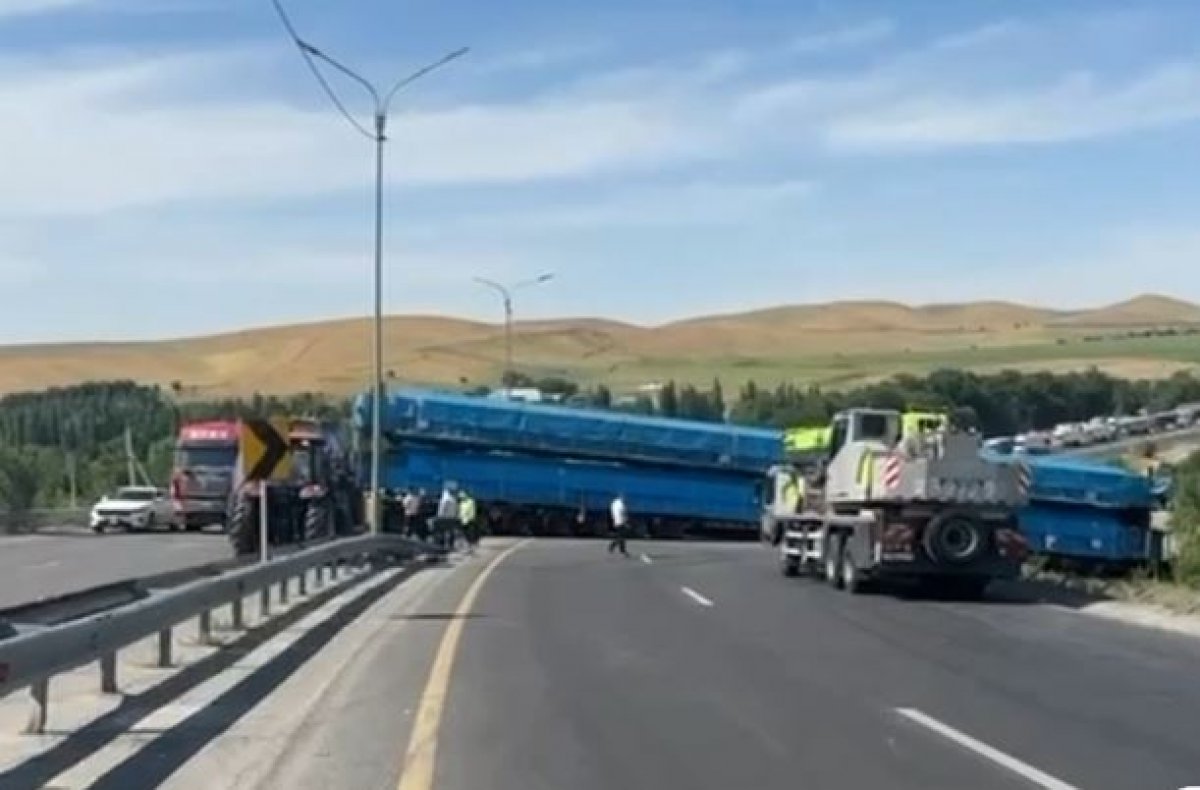 Грузовик перекрыл дорогу из-за отказа тормозов на трассе Тараз – Шымкент