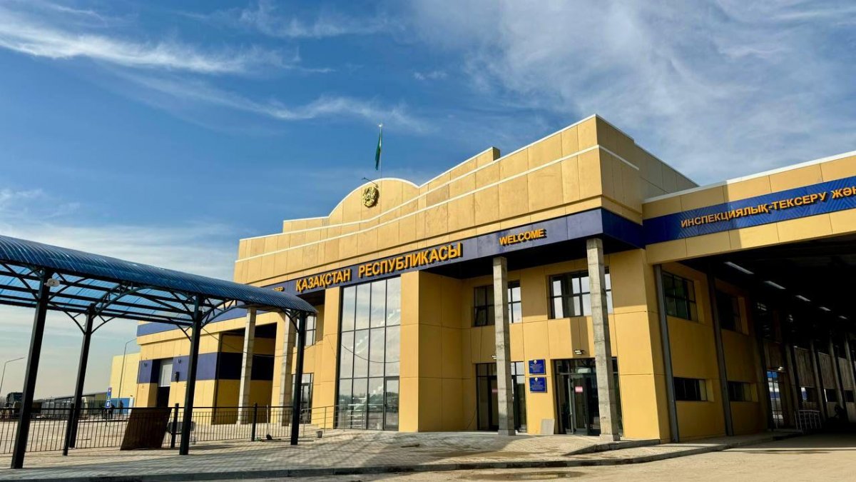 Очередь из автомобилей образовалась на границе Казахстана с Узбекистаном