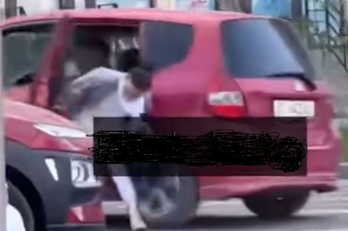 Женщина выпрыгнула из машины на ходу после избиения