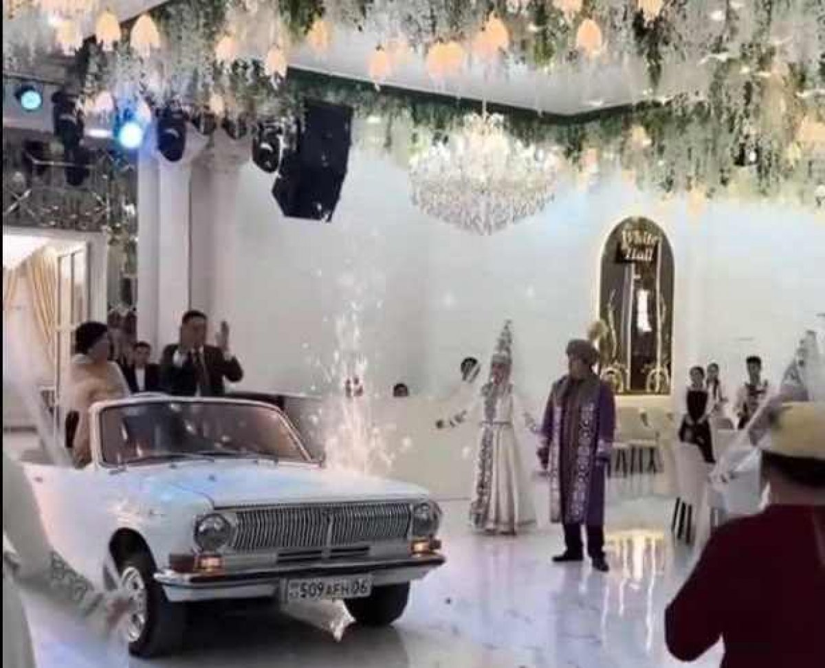 Понты по-атырауски: юбиляр с супругой въехал в ресторан на подпрыгивающей машине