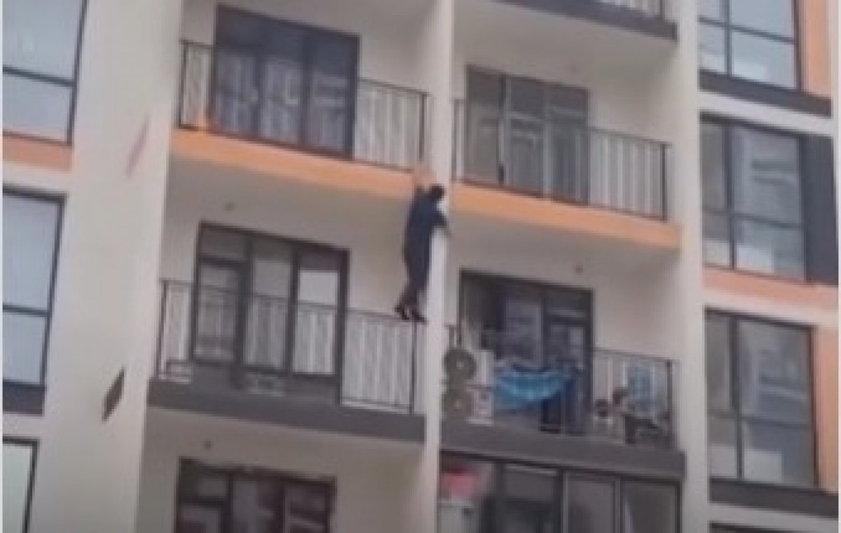 "Это человек-паук?": мужчина потушил огонь до приезда спасателей в Алматы (ВИДЕО)