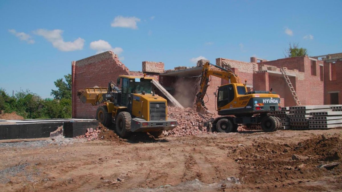 Незаконно построенный жилой комплекс сносят в Астане