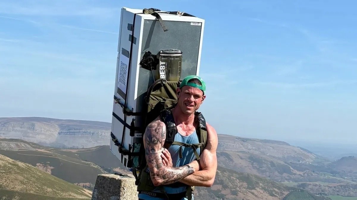 Мужчина прошел более 100 км с холодильником на спине