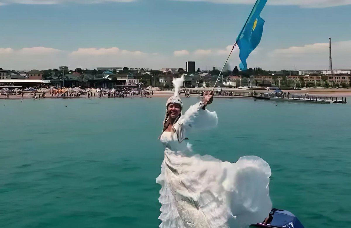 Казахстанка устроила эффектный полет над Капчагаем (ВИДЕО)