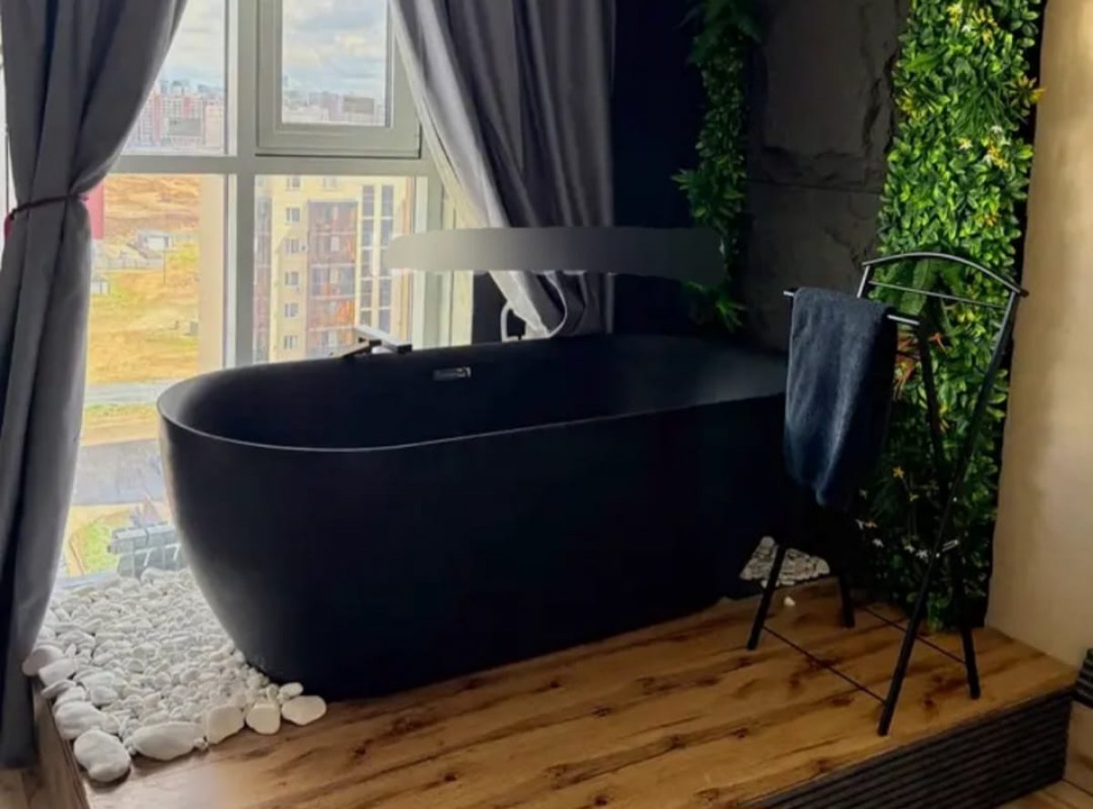 Ванна с видом на город: необычную квартиру сдают в Астане