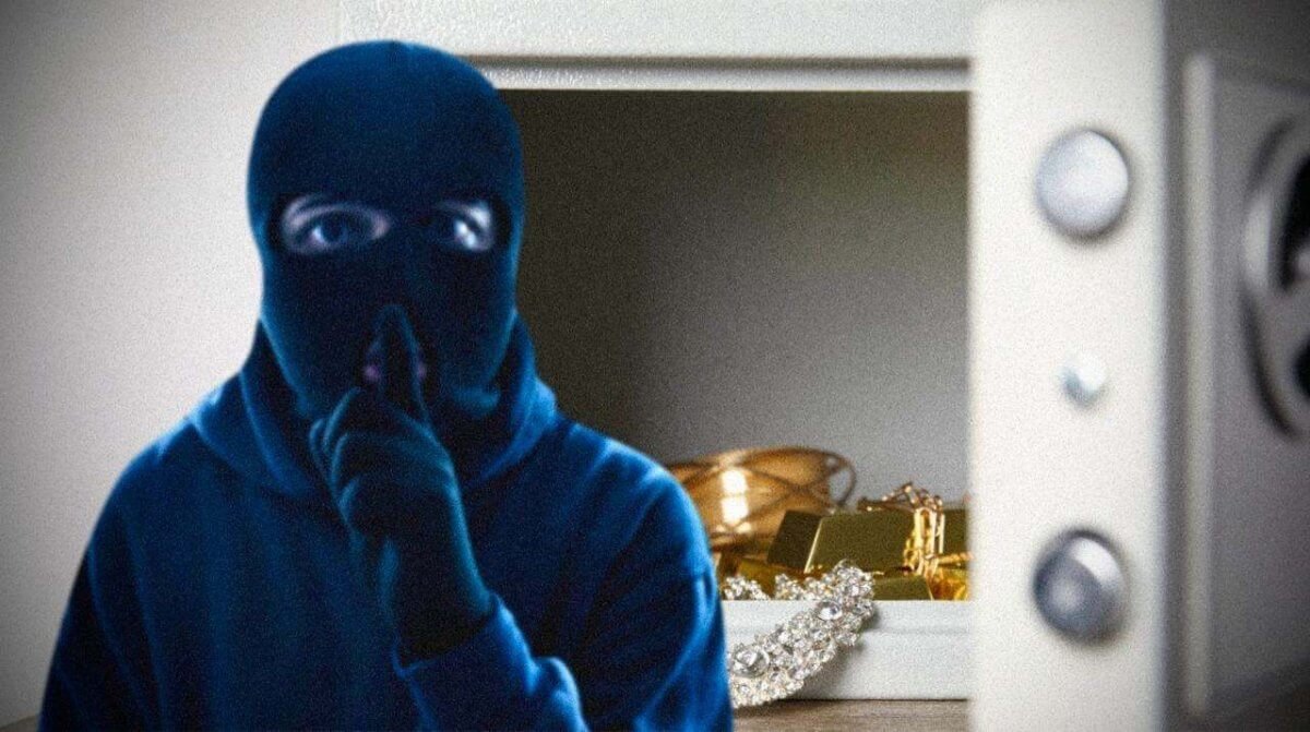 Наглый вор обчистил квартиру устькаменогорки прямо на ее глазах