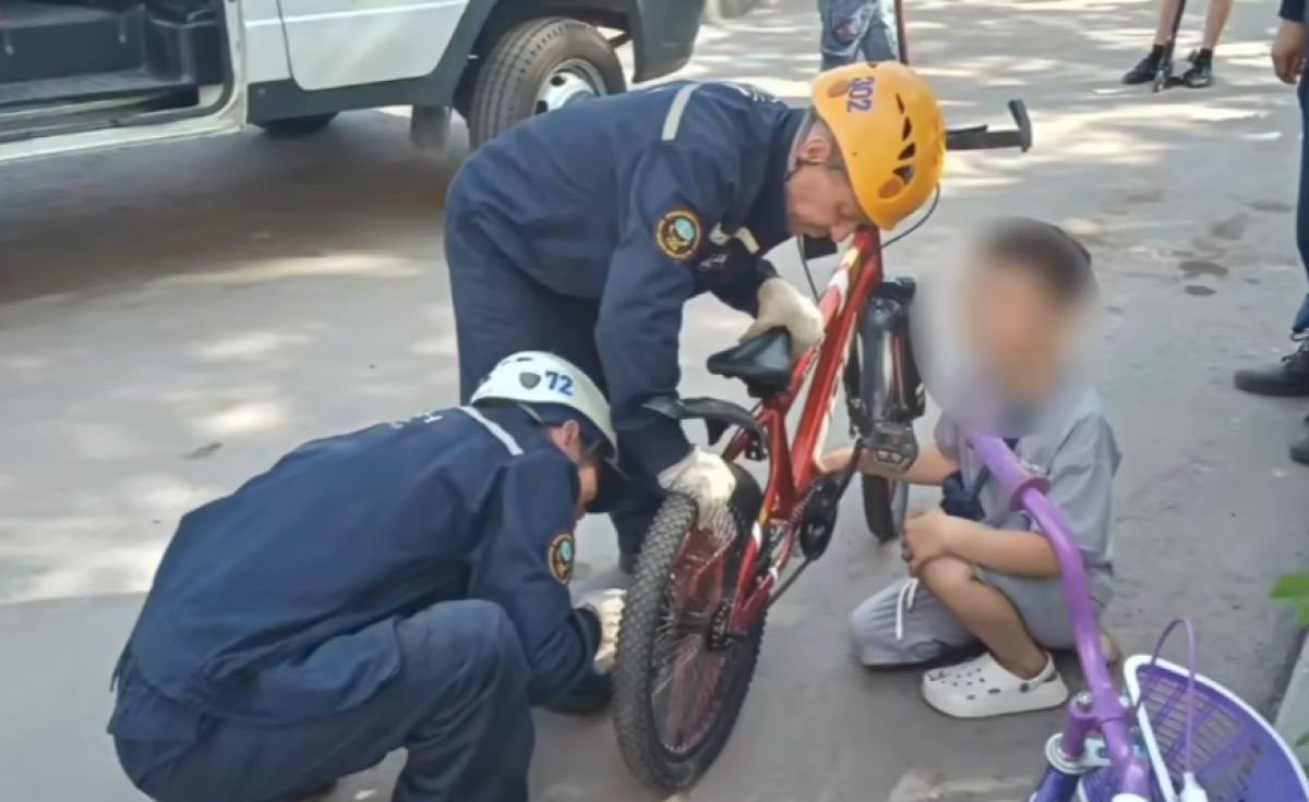 Мальчику зажало палец цепью велосипеда в Усть-Каменогорске